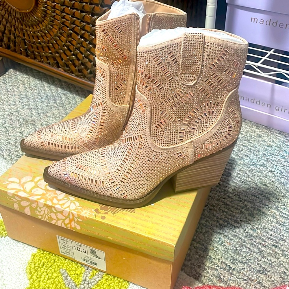 Beautiful Bling boots!